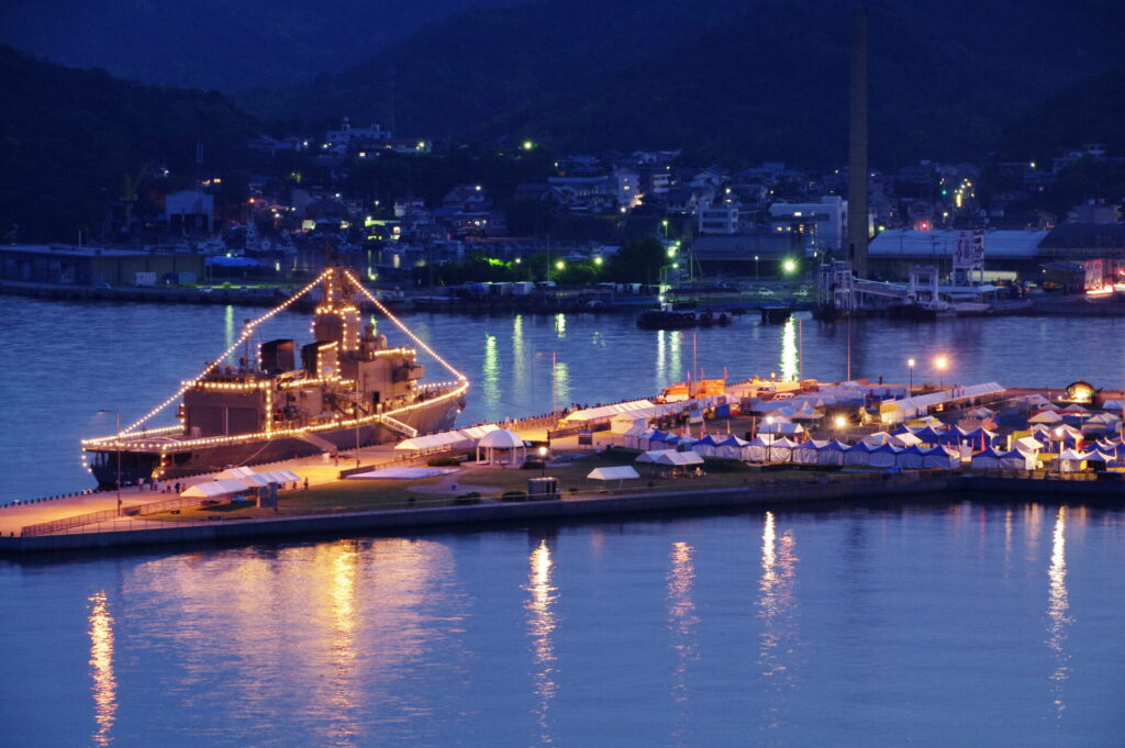 2014年に開催したたまの・港フェスに来航した「くろべ」の電灯艦飾の様子