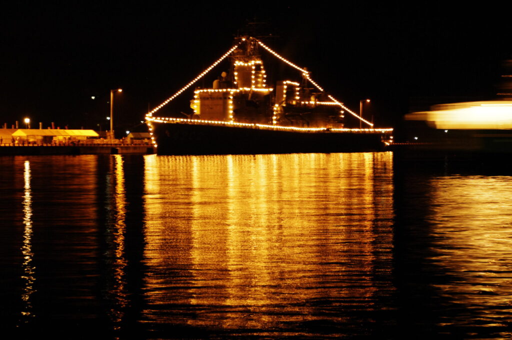2014年に開催したたまの・港フェスに来航した「くろべ」の電灯艦飾の様子